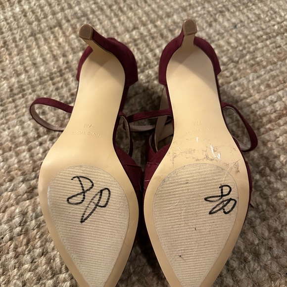 Maroon Suede Nine West Pointed Toe Pump - Picture 3 of 3